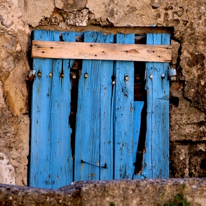 Vieux volets en bois bleu sur mur de pierres - France  - collection de photos clin d'oeil, catégorie rues